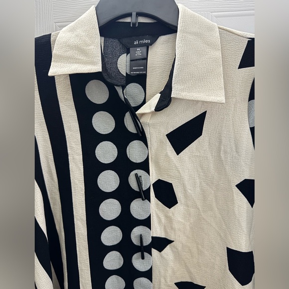 Ali Miles Black and White Graphic Asymmetrical 3/4 Sleeve Top - Picture 5 of 8